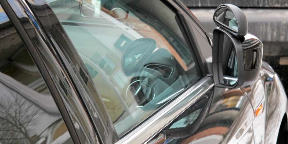 ULOVLIG TRENING?: En L i ruta og doble sidespeil er gjerne eneste synlige tegn på en bil som brukes til ulovlig kjøretrening. Foto: Geir Svardal ULOVLIG TRENING?: En L i ruta og doble sidespeil er gjerne eneste synlige tegn på en bil som brukes til ulovlig kjøretrening. Foto: Geir Svardal