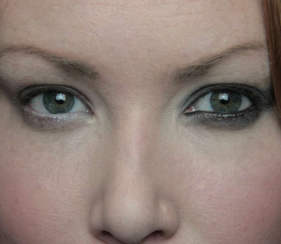 KAJAL SOM ØYESKYGGE: Man kan fint bruke kun kajal og jobbe den ut med en medium hard kost, slik at den ser ut som en øyeskygge. Sett den med litt gjennomsiktig pudder, and you're ready to go! Øyet til vinste har en dagteknikk med brun kajal fra Jane Iredale og øyet til venstre har en kveldsteknikk med sort kajal med glitter fra Make Up For Ever. KAJAL SOM ØYESKYGGE: Man kan fint bruke kun kajal og jobbe den ut med en medium hard kost, slik at den ser ut som en øyeskygge. Sett den med litt gjennomsiktig pudder, and you're ready to go! Øyet til vinste har en dagteknikk med brun kajal fra Jane Iredale og øyet til venstre har en kveldsteknikk med sort kajal med glitter fra Make Up For Ever.