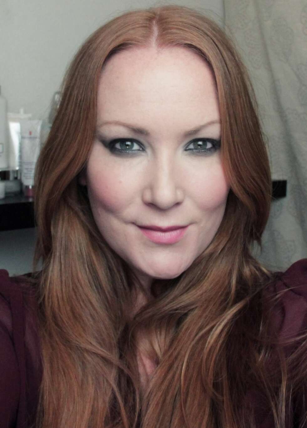 FULL ØYESMINKE: Her har jeg lagt en full on festsminke, ved kun å bruke en glittrende sort kajal fra Make Up For Ever. Så lenge du har en medium hard kost til å jobbe ut kajalen med, og litt gjennomsiktig pudder til å fiksere så er du klar for fest! FULL ØYESMINKE: Her har jeg lagt en full on festsminke, ved kun å bruke en glittrende sort kajal fra Make Up For Ever. Så lenge du har en medium hard kost til å jobbe ut kajalen med, og litt gjennomsiktig pudder til å fiksere så er du klar for fest!