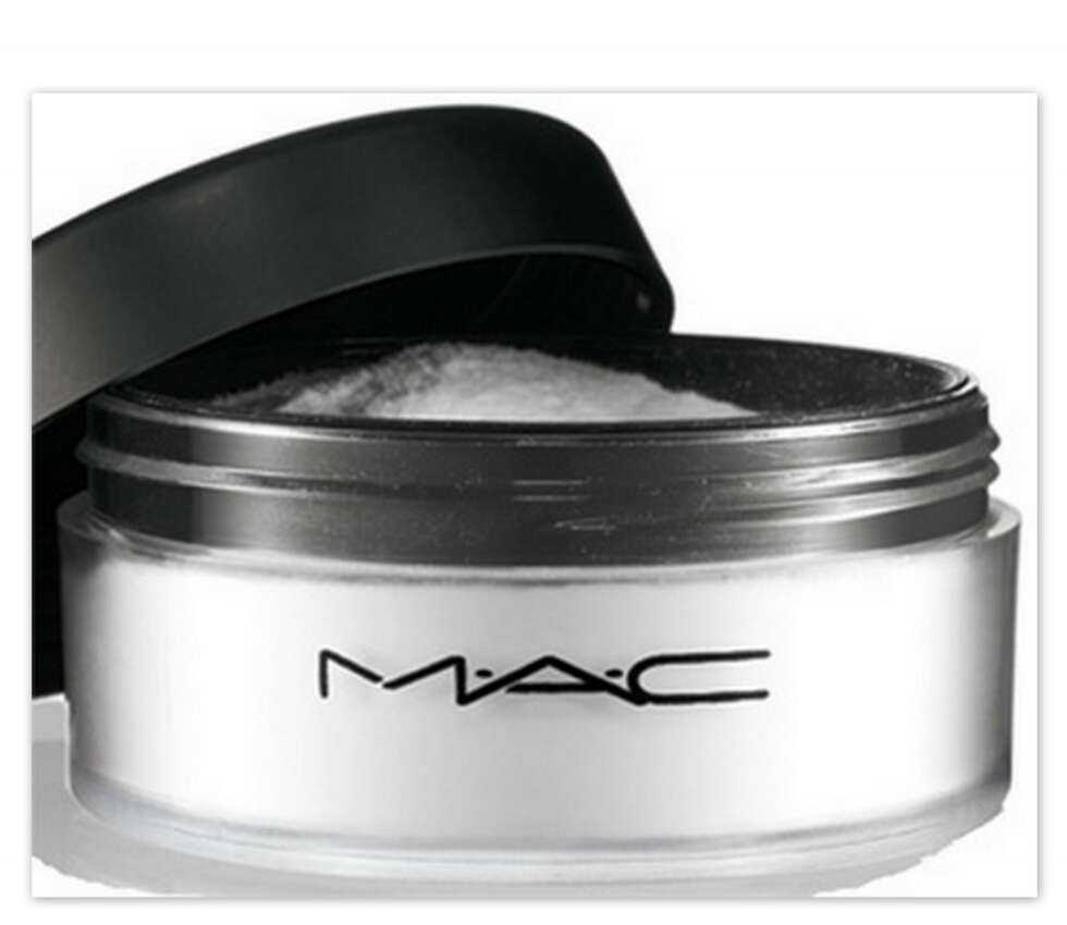 FAVORITTPUDDER: Ikke bare er Prep + Prime Transparent Finishing Powder Loose fra MAC (kr 200) med på mine nåværende favorittpuddere, men det har vært det de siste 5 årene, og vil nok fortsette å være det i mange år fremover. FAVORITTPUDDER: Ikke bare er Prep + Prime Transparent Finishing Powder Loose fra MAC (kr 200) med på mine nåværende favorittpuddere, men det har vært det de siste 5 årene, og vil nok fortsette å være det i mange år fremover.