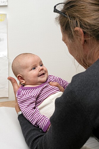 Helsesøster Mette Risnes får god kontakt med lille Kaia. Helsesøster Mette Risnes får god kontakt med lille Kaia.