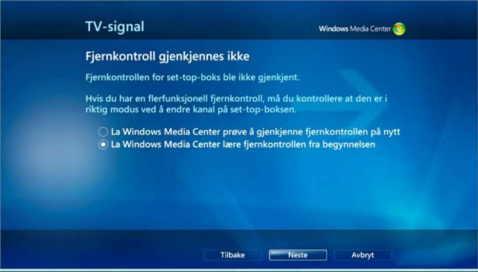 MediaCenter vil reagere på enhver IR-fjernkontroll, men vil sjelden kjenne igjen modellen. Derfor må man som oftest krysse av for La Windows Media Center lære fjernkontrollen fra begynnelsen og trykke Neste. MediaCenter vil reagere på enhver IR-fjernkontroll, men vil sjelden kjenne igjen modellen. Derfor må man som oftest krysse av for La Windows Media Center lære fjernkontrollen fra begynnelsen og trykke Neste.