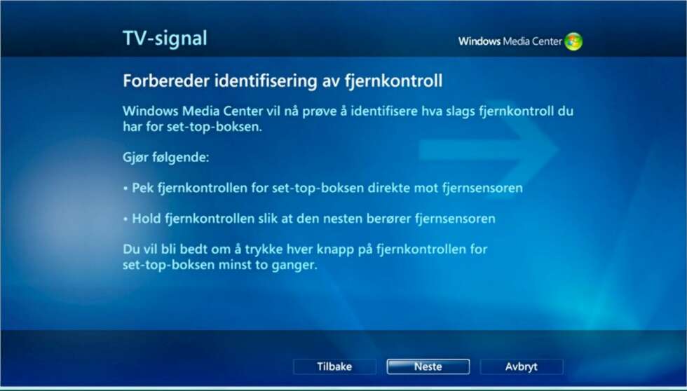 For at Media Center skal lære dekoderfjernkontrollen, er det viktig at du holder den nesten helt inntil fjernkontrollmottakeren på PC-en. Gjør deg klar og trykk Neste. For at Media Center skal lære dekoderfjernkontrollen, er det viktig at du holder den nesten helt inntil fjernkontrollmottakeren på PC-en. Gjør deg klar og trykk Neste.