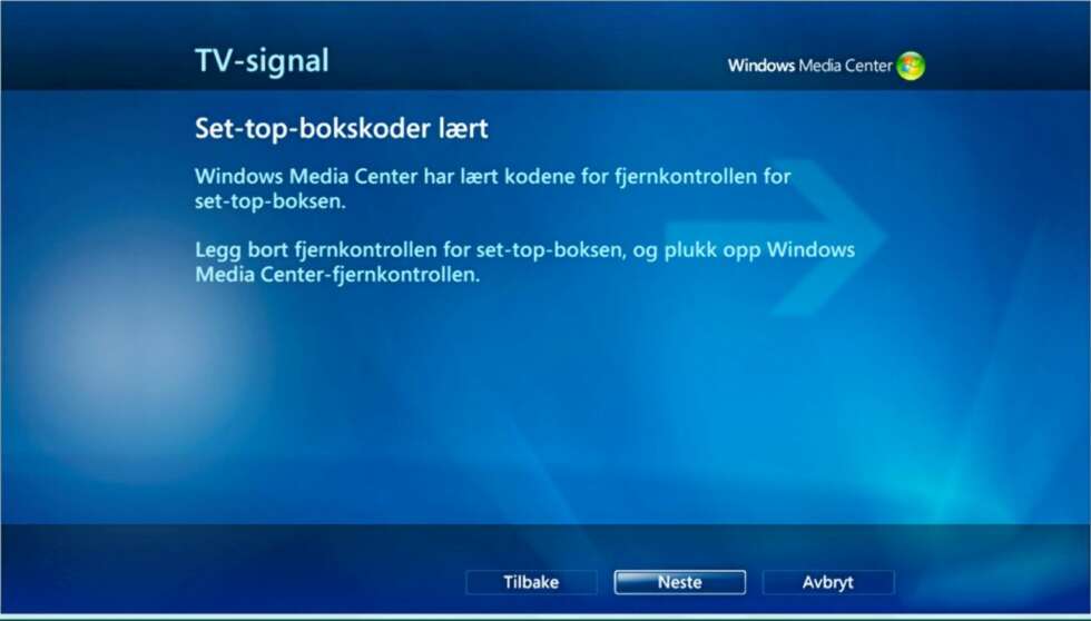 Nå har Media Center lært dekoderfjernkontrollen. Pakk den vekk, benk deg med Media Center-fjernkontrollen og trykk Neste. Nå har Media Center lært dekoderfjernkontrollen. Pakk den vekk, benk deg med Media Center-fjernkontrollen og trykk Neste.
