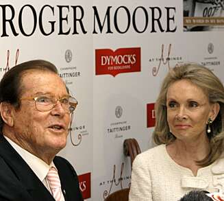 LANSERING: Roger Moore sammen med sin danske kone, Christina Tholstrup. LANSERING: Roger Moore sammen med sin danske kone, Christina Tholstrup.