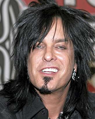 Jentegutt? Nikki Sixx har et utseende som appellerer til Lady Gaga. Jentegutt? Nikki Sixx har et utseende som appellerer til Lady Gaga.