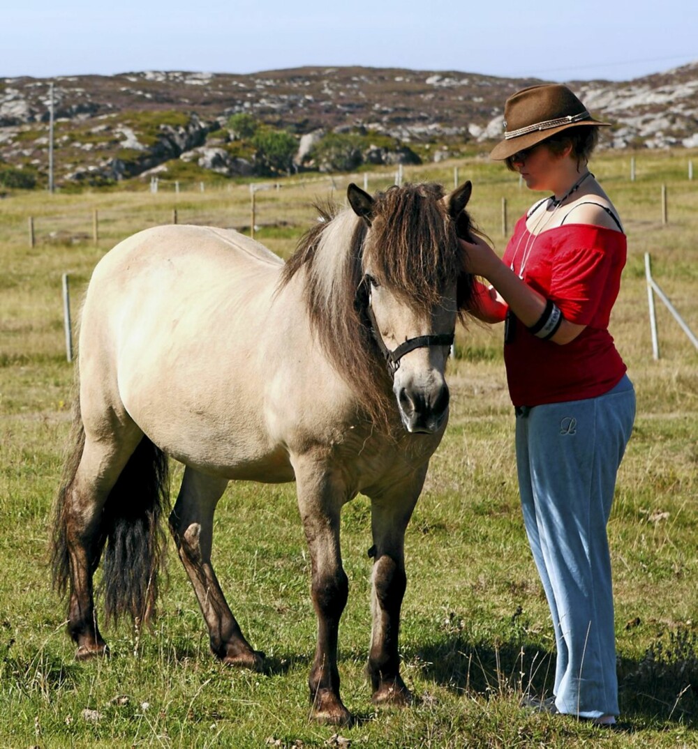 HEST OG JENTE: Monica og hesten Evindur er verdens beste venner. HEST OG JENTE: Monica og hesten Evindur er verdens beste venner.