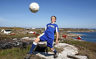 ALENEFOTBALL: Jostein trener mye med fotballen sin, selv om han ikke har noe lag
å spille på. ALENEFOTBALL: Jostein trener mye med fotballen sin, selv om han ikke har noe lag
å spille på.