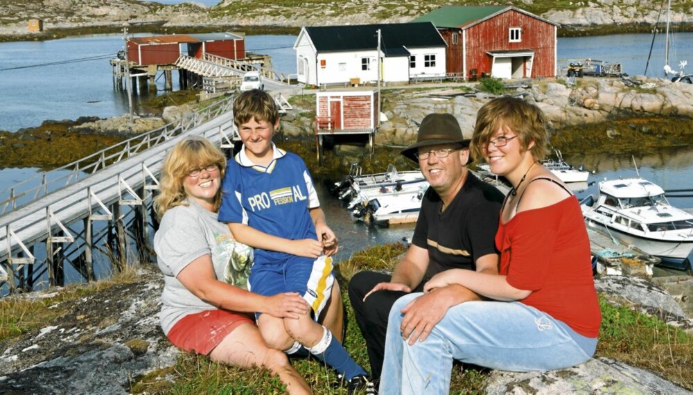 ALLE INNBYGGERNE: Som oftest er alle opptatt med sitt.
Men når det kommer besøk, er det lett å samle alle øyboerne
til fotografering. Fra venstre: Mamma Heidi med sønnen Jostein
på fanget, pappa Tommy og datteren Monica. ALLE INNBYGGERNE: Som oftest er alle opptatt med sitt.
Men når det kommer besøk, er det lett å samle alle øyboerne
til fotografering. Fra venstre: Mamma Heidi med sønnen Jostein
på fanget, pappa Tommy og datteren Monica.