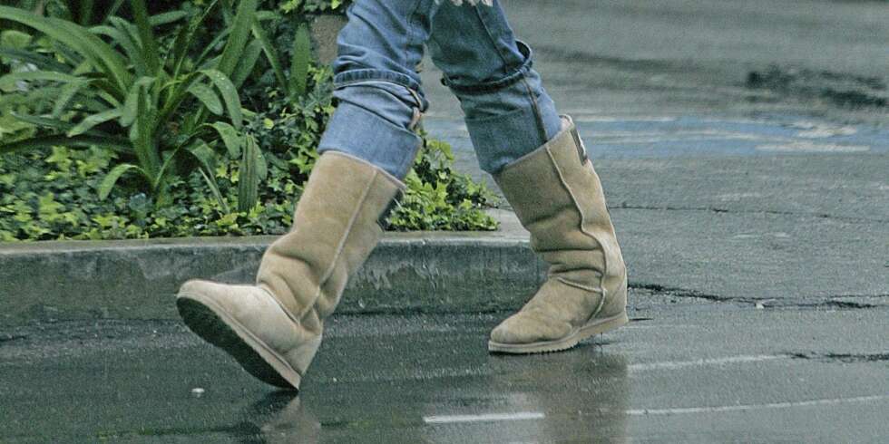 FJONGER SEG: Jimmy Choo har tatt på seg oppgaven å gjøre Uggs pene. FJONGER SEG: Jimmy Choo har tatt på seg oppgaven å gjøre Uggs pene.