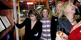 DRØMMEKYSS: Wenche Myhre, Cecilie Skog, Kristin Krohn Devold og Elisabeth Andreassen var blant de som hadde fått sitt sjokoladekyss på «Wall of Fame» i Oslo. DRØMMEKYSS: Wenche Myhre, Cecilie Skog, Kristin Krohn Devold og Elisabeth Andreassen var blant de som hadde fått sitt sjokoladekyss på «Wall of Fame» i Oslo.