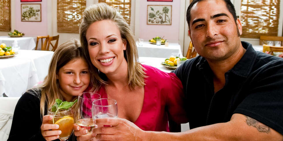 GOD STEMNING: Kristine Dorow, hennes nye kjæreste Christopher Cruz og datteren hans Jackie koser seg med lunsj på den eksklusive restauranten Huntley, ikke langt fra Santa Monica i California. GOD STEMNING: Kristine Dorow, hennes nye kjæreste Christopher Cruz og datteren hans Jackie koser seg med lunsj på den eksklusive restauranten Huntley, ikke langt fra Santa Monica i California.