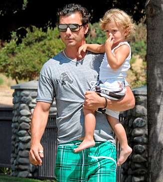 PAPPAGUTT: Gavin Rossdale skal passe godt på at sønnen Kingston ikke blir sjalu på sin lillebror. PAPPAGUTT: Gavin Rossdale skal passe godt på at sønnen Kingston ikke blir sjalu på sin lillebror.