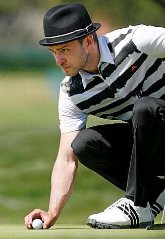 KONSENTRERT: Justin har dilla på golf. KONSENTRERT: Justin har dilla på golf.