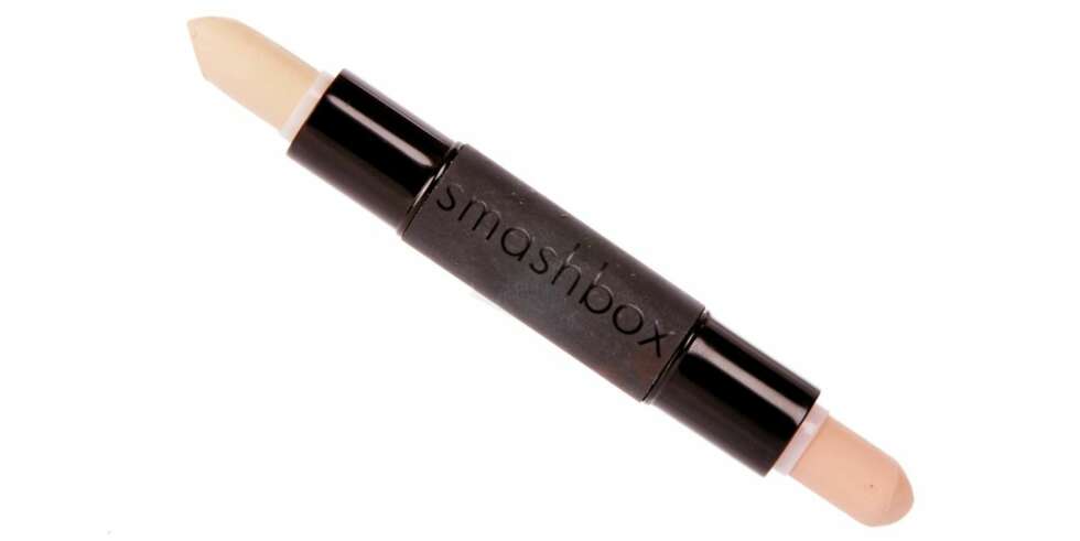 BASE: Ved å legge en primer først, unngår du at øyeskyggen striper seg. Sminkør Marianne Steinleins favoritt heter Lip and Lid Primer fra Smashbox. Pris: 250. BASE: Ved å legge en primer først, unngår du at øyeskyggen striper seg. Sminkør Marianne Steinleins favoritt heter Lip and Lid Primer fra Smashbox. Pris: 250.