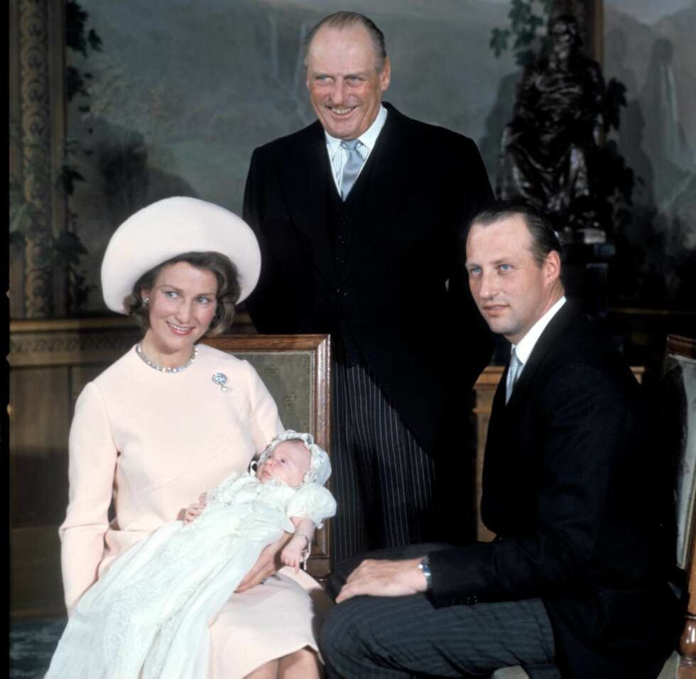 MINNER: Kong Olav poserer sammen med det daværende kronprinsparet i slottets fugleværelse etter dåpen til prinsesse Märtha Louise i 1971. MINNER: Kong Olav poserer sammen med det daværende kronprinsparet i slottets fugleværelse etter dåpen til prinsesse Märtha Louise i 1971.