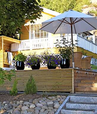 Den nye terrassen med jacuzzi (massasjebad) og gjestehuset i bakgrunnen. Den nye terrassen med jacuzzi (massasjebad) og gjestehuset i bakgrunnen.