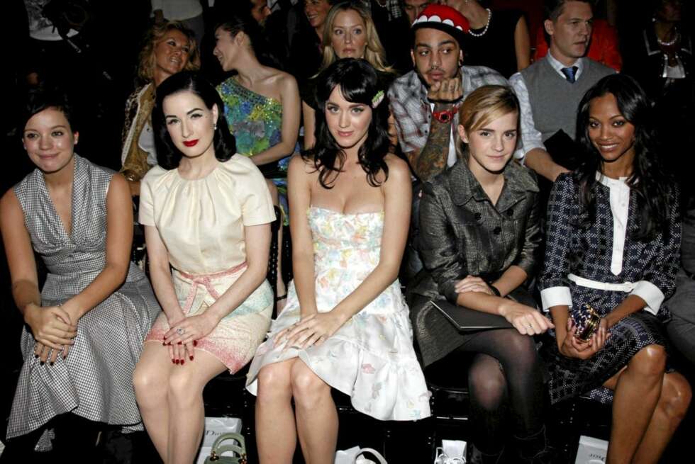 PÅ FØRSTE RAD: Skuespilleren har for lengst gjort seg bemerket i moteverdenen. Her på første benk sammen med Lily Allen, Dita von Teese, Katy Perry og Zoe Saldana PÅ FØRSTE RAD: Skuespilleren har for lengst gjort seg bemerket i moteverdenen. Her på første benk sammen med Lily Allen, Dita von Teese, Katy Perry og Zoe Saldana