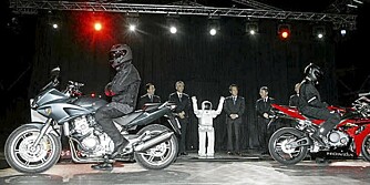 FØR: Azimo ble stol presenterte han Hondas mc-nyheter for 2006. FØR: Azimo ble stol presenterte han Hondas mc-nyheter for 2006.