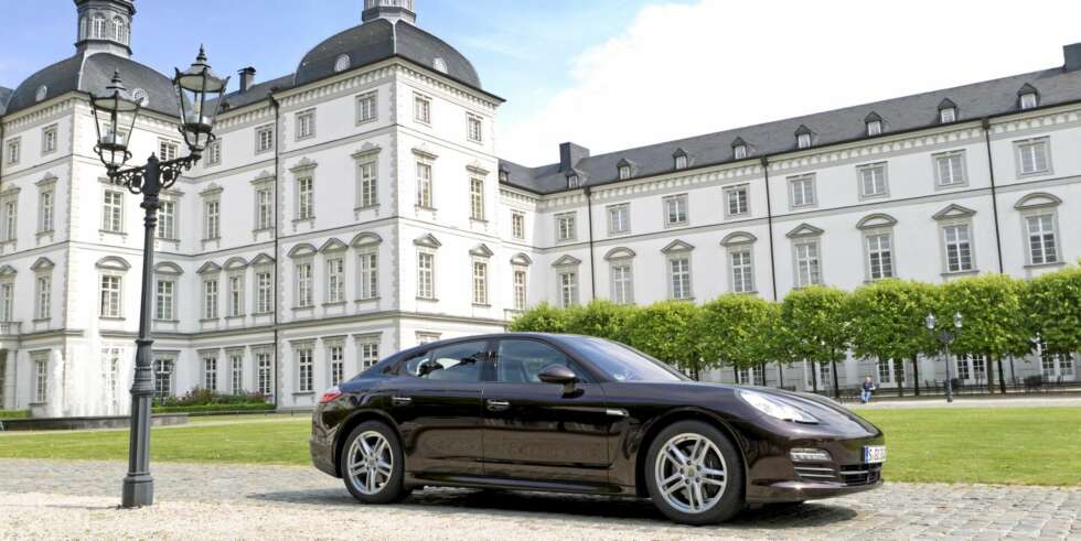 PASSENDE: Foran et tysk slott er Panamera på hjemmebane. PASSENDE: Foran et tysk slott er Panamera på hjemmebane.