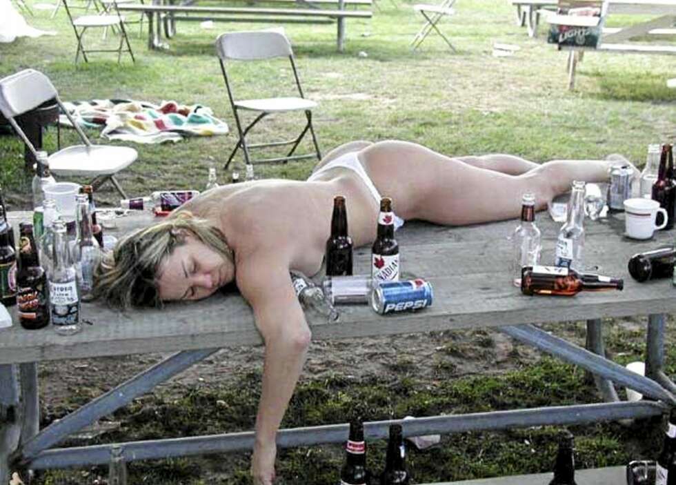 Da Randi våknet etter en heidundranes fest, var hun et øyeblikk usikker på om hun hadde skrudd av kaffetrakteren. Da Randi våknet etter en heidundranes fest, var hun et øyeblikk usikker på om hun hadde skrudd av kaffetrakteren.