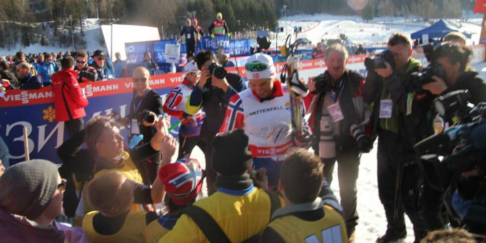 TAK TIL FANSEN: Fanklubben bidro til gullene i VM 2013, noe Petter visste å sette pris på. TAK TIL FANSEN: Fanklubben bidro til gullene i VM 2013, noe Petter visste å sette pris på.