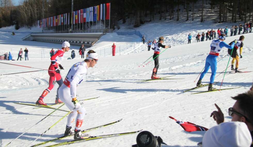 KATTENS LEK MED MUSEN: Northug leker litt med Calle Halvfarsson og resten av feltet en runde før mål på VM-stafetten. Nå har han avgjort fire slike på rad - alle i spurten. KATTENS LEK MED MUSEN: Northug leker litt med Calle Halvfarsson og resten av feltet en runde før mål på VM-stafetten. Nå har han avgjort fire slike på rad - alle i spurten.