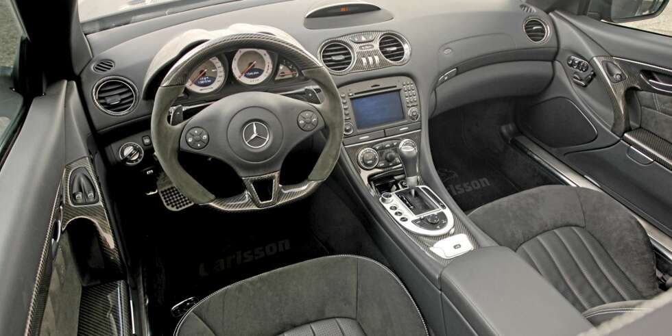 SUPEREKSKLUSIV: Karbonfiber, semsket skinn og fiffige detaljer er sentrale stikkord i CK63 RS' fantastiske cockpit. SUPEREKSKLUSIV: Karbonfiber, semsket skinn og fiffige detaljer er sentrale stikkord i CK63 RS' fantastiske cockpit.