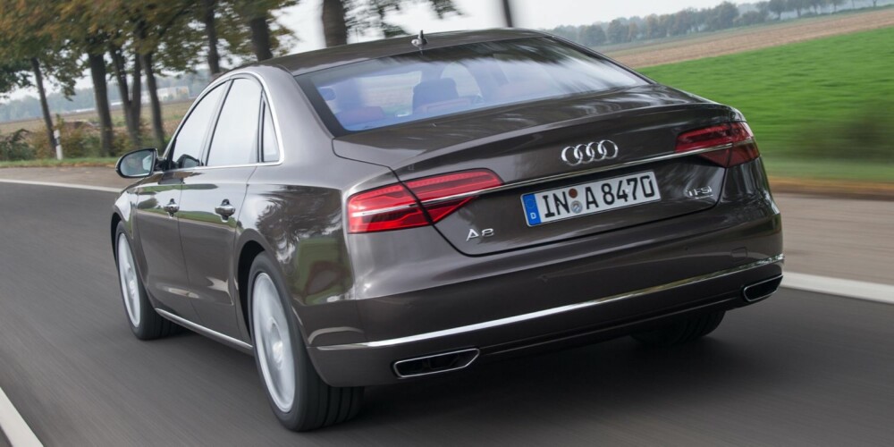 LIMT: Audi A8 er som klistret til veien, takket være adaptiv luftfjæring og quattro. FOTO: Produsent LIMT: Audi A8 er som klistret til veien, takket være adaptiv luftfjæring og quattro. FOTO: Produsent