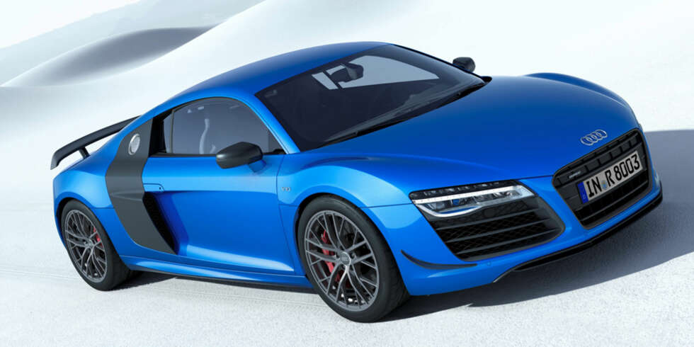 FØRST: Audi R8 LMX ser ut til å bli verdens første serieproduserte bil med laserlys som standard. I Tyskland kan modellen allerede bestilles. Der koster den fra 210 000 euro. Det er rundt 35 000 euro mer enn startprisen til Audi R8 V10 plus. I Norge er ikke prisen på Audi R8 LMX klar. Audi R8 V10 plus har i Norge en startpris på 2 381 200 kroner. FOTO: Audi FØRST: Audi R8 LMX ser ut til å bli verdens første serieproduserte bil med laserlys som standard. I Tyskland kan modellen allerede bestilles. Der koster den fra 210 000 euro. Det er rundt 35 000 euro mer enn startprisen til Audi R8 V10 plus. I Norge er ikke prisen på Audi R8 LMX klar. Audi R8 V10 plus har i Norge en startpris på 2 381 200 kroner. FOTO: Audi