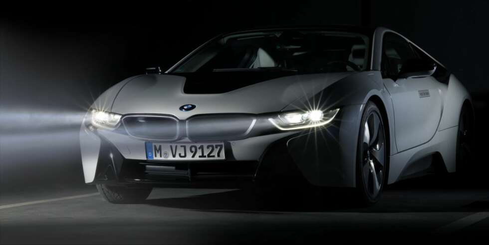 LASERLYS: BMW i8 kan fra høsten av fås med laserlys som ekstrautstyr. Lysene skal ha en rekkevidde på 600 meter. FOTO: BMW LASERLYS: BMW i8 kan fra høsten av fås med laserlys som ekstrautstyr. Lysene skal ha en rekkevidde på 600 meter. FOTO: BMW