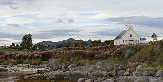 SKUMMEL IDYLL: Den småskumle kirkegården viste seg fra en langt mindre skummel og langt mer idyllisk side i fint vær dag nummer to. FOTO: Petter Handeland SKUMMEL IDYLL: Den småskumle kirkegården viste seg fra en langt mindre skummel og langt mer idyllisk side i fint vær dag nummer to. FOTO: Petter Handeland