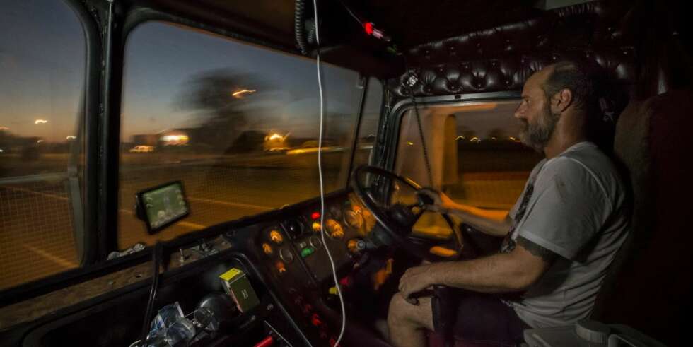 ¿ Jeg kjører i rundt 100 km/t og jeg ser både på film, røyker og spiser når jeg er på veien, medgir Greg, som her ruller ut av Darwin. ¿ Jeg kjører i rundt 100 km/t og jeg ser både på film, røyker og spiser når jeg er på veien, medgir Greg, som her ruller ut av Darwin.