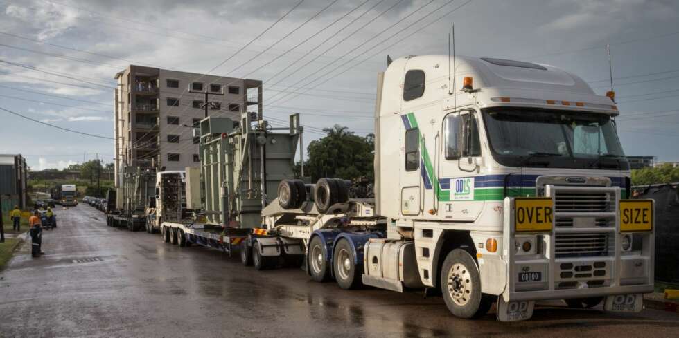 Rob venter på å få losset av sin 48 tonn tunge trafo ved havna i Darwin. ¿ Har kjørt 375 mil med denne stålgiganten på planet, fortalte han. Rob venter på å få losset av sin 48 tonn tunge trafo ved havna i Darwin. ¿ Har kjørt 375 mil med denne stålgiganten på planet, fortalte han.