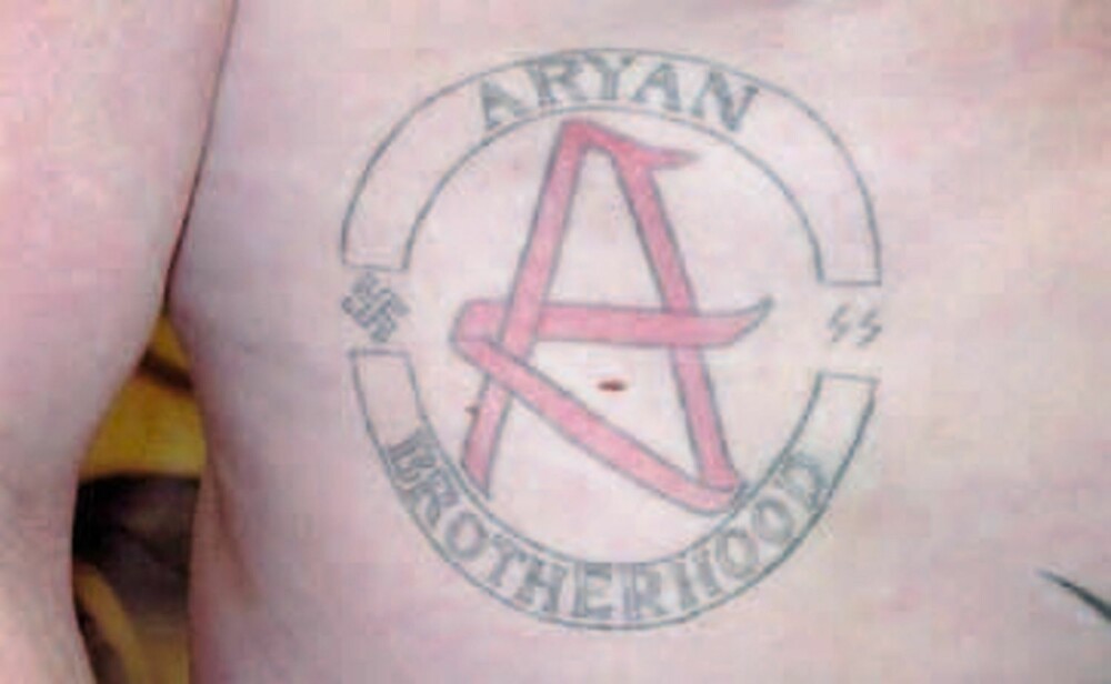 Gjengmedlemmene er stolte av tatoveringene sine. Men er de først blitt tatt opp, er eneste vei ut av banden i en likpose. Gjengmedlemmene er stolte av tatoveringene sine. Men er de først blitt tatt opp, er eneste vei ut av banden i en likpose.