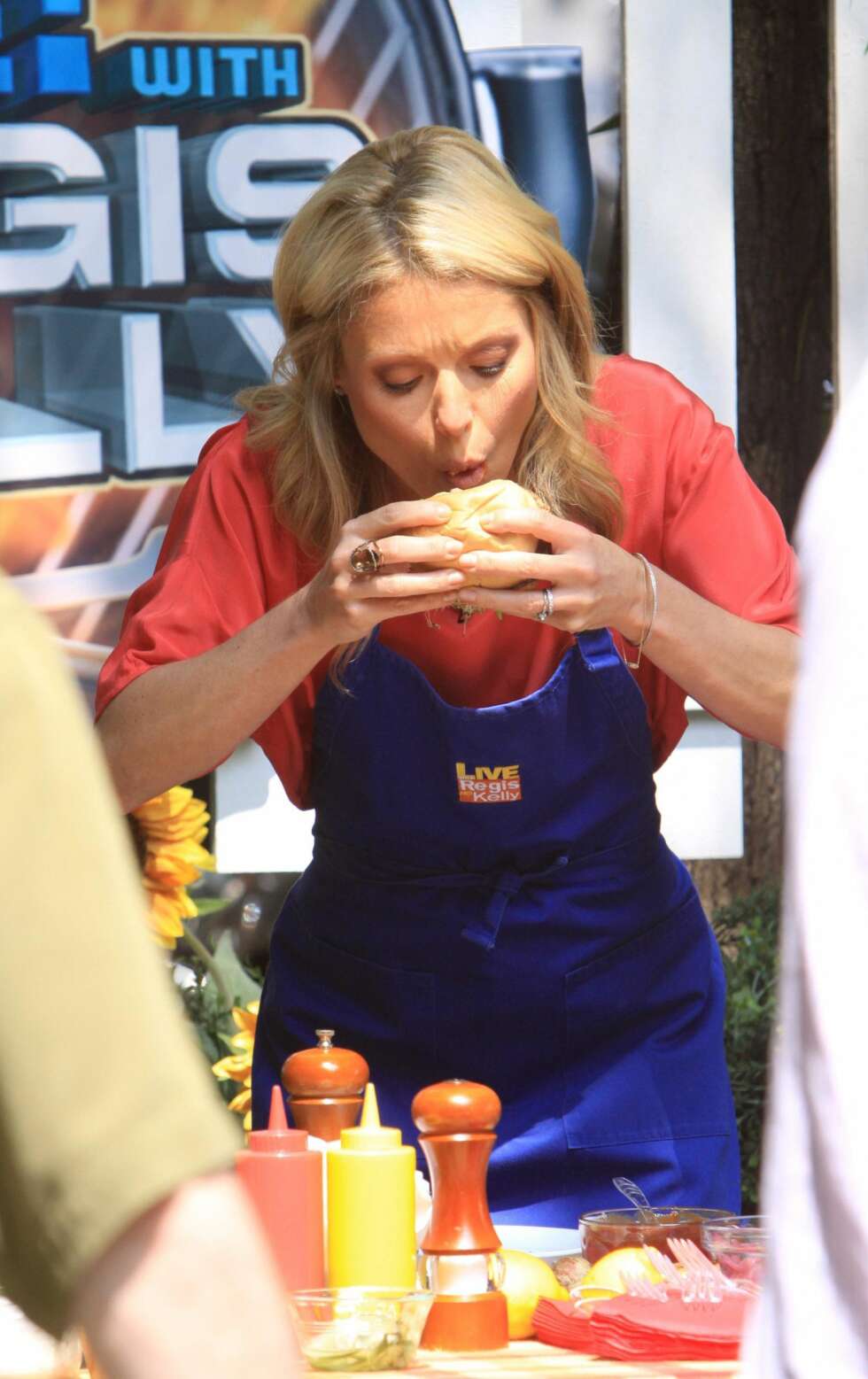KOSTHOLDET: Hva du spiser, spesielt av sukkerholdig mat, kan ha en reell effekt på huden din. Det har visst ikke amerikanske tv-dronningen, Kelly Ripa, fått med seg! KOSTHOLDET: Hva du spiser, spesielt av sukkerholdig mat, kan ha en reell effekt på huden din. Det har visst ikke amerikanske tv-dronningen, Kelly Ripa, fått med seg!