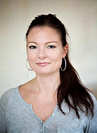 KAN GI FLEKKER: Soler du deg med produkter på huden som inneholder mye alkohol eller parfyme kan du få forstyrrelser i hudens pigmentering, ifølge hudpleier Desireé Jakobsen. KAN GI FLEKKER: Soler du deg med produkter på huden som inneholder mye alkohol eller parfyme kan du få forstyrrelser i hudens pigmentering, ifølge hudpleier Desireé Jakobsen.