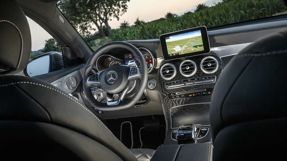 SVEVER: Luftfjæring (ekstra) og flott førermiljø gjør GLC til en svært komfortabel bil. FOTO: Daimler AG
SVEVER: Luftfjæring (ekstra) og flott førermiljø gjør GLC til en svært komfortabel bil. FOTO: Daimler AG