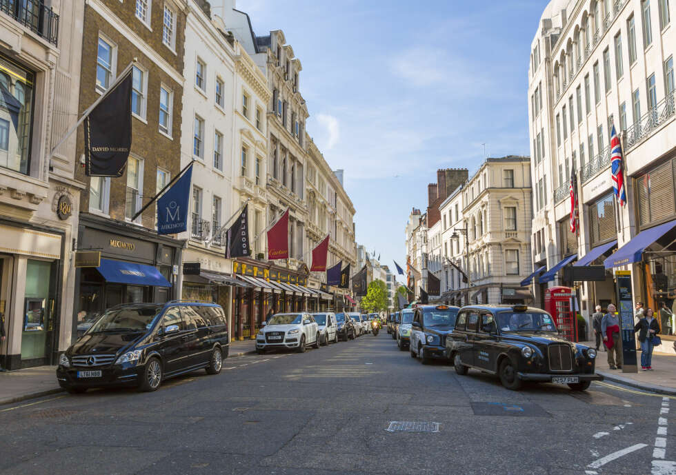SHOPPING I LONDON: Åh, fikk ikke du lyst å ta turen til London NÅ? Bond Street i Mayfair er verdt et besøk, enten om du har planlagt et eksklusivt kjøp eller bare vil vindusshoppe. SHOPPING I LONDON: Åh, fikk ikke du lyst å ta turen til London NÅ? Bond Street i Mayfair er verdt et besøk, enten om du har planlagt et eksklusivt kjøp eller bare vil vindusshoppe.