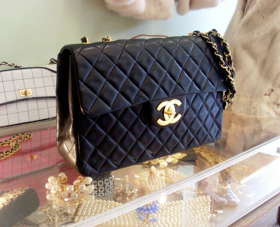 VINTAGE-SHOPPING: Paris byr på utallige vintage-butikker hvor du kan finne eksklusive plagg og tilbehør, som denne Chanel-vesken. VINTAGE-SHOPPING: Paris byr på utallige vintage-butikker hvor du kan finne eksklusive plagg og tilbehør, som denne Chanel-vesken.
