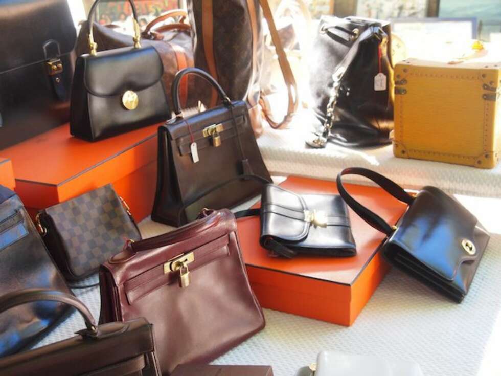 MARKED I ST. TROPEZ: - Hver lørdag, og hver tirsdag er det marked på Place des Lices i St. Tropez, fra kl 08-12. Jeg har mine faste boder jeg alltid må innom, og jeg sørger alltid for å være tidlig ute. Det blir folksomt og trangt etterhvert. Det er greit å vite hva man skal lete etter i jungelen av boder, sier stylist og moteblogger Line Langmo. MARKED I ST. TROPEZ: - Hver lørdag, og hver tirsdag er det marked på Place des Lices i St. Tropez, fra kl 08-12. Jeg har mine faste boder jeg alltid må innom, og jeg sørger alltid for å være tidlig ute. Det blir folksomt og trangt etterhvert. Det er greit å vite hva man skal lete etter i jungelen av boder, sier stylist og moteblogger Line Langmo.