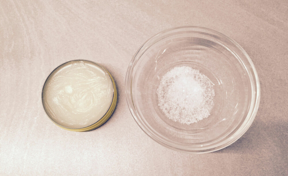 PEELING: Du kan ganske enkelt blande grovt havsalt sammen med vaselin og deretter smøre over området du ønsker å peele. PEELING: Du kan ganske enkelt blande grovt havsalt sammen med vaselin og deretter smøre over området du ønsker å peele.