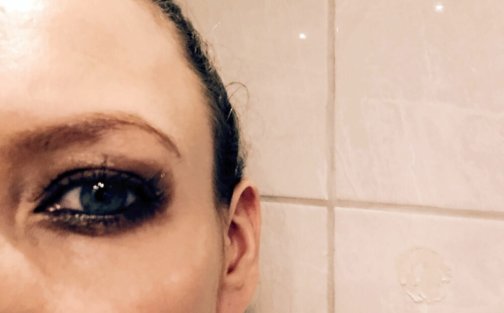 SOTEDE ØYNE: Dabber du litt vaselin over øyenskyggen, kan dette gi deg en skikkelig intens og sotet look. Bare husk å ikke smøre på for mye, da vil skyggen stripe seg og skli ut. SOTEDE ØYNE: Dabber du litt vaselin over øyenskyggen, kan dette gi deg en skikkelig intens og sotet look. Bare husk å ikke smøre på for mye, da vil skyggen stripe seg og skli ut.