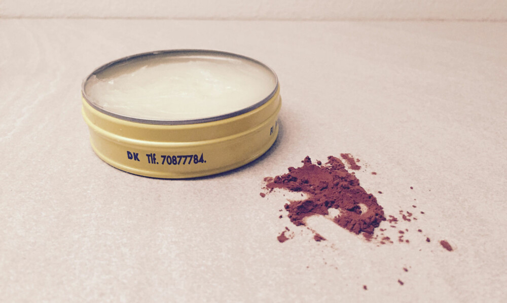 FARGET LIPGLOSS: Om du ønsker en lipgloss med litt farge, kan du rett og slett blande vaselin med litt kakao. Du bestemmer intensiteten på fargen ved å blande litt mer eller litt mindre kakao sammen med vaselinen. FARGET LIPGLOSS: Om du ønsker en lipgloss med litt farge, kan du rett og slett blande vaselin med litt kakao. Du bestemmer intensiteten på fargen ved å blande litt mer eller litt mindre kakao sammen med vaselinen.
