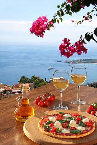 HERLIG MÅLTID: Nyt deilig mat og vin på Sicilia. HERLIG MÅLTID: Nyt deilig mat og vin på Sicilia.