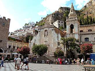 SJARMERENDE: Små landsbyer med herlig stemning, som på Taormina Piazza. Legg sommerferien til Sicilia - reis med Norsk Ukeblad! SJARMERENDE: Små landsbyer med herlig stemning, som på Taormina Piazza. Legg sommerferien til Sicilia - reis med Norsk Ukeblad!