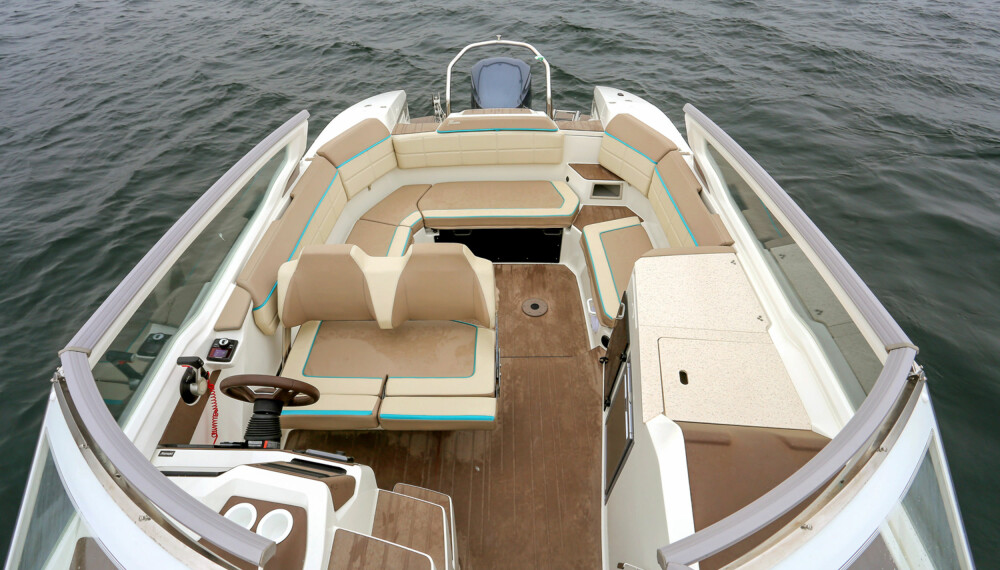 COCKPIT: Her Yamarin 81 DC på hjemmebane, med masse fine sitteplasser. Akkurat slik vi er vant med fra merket. (FOTO: Terje Bjørnsen) COCKPIT: Her Yamarin 81 DC på hjemmebane, med masse fine sitteplasser. Akkurat slik vi er vant med fra merket. (FOTO: Terje Bjørnsen)