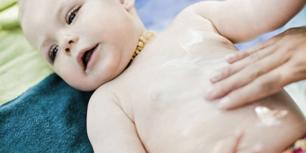 SPEDBARN OG SOL: Babyen bør, så langt det lar seg gjøre, oppholde seg i skyggen på solfylte dager. Foto: Gettyimages.com. SPEDBARN OG SOL: Babyen bør, så langt det lar seg gjøre, oppholde seg i skyggen på solfylte dager. Foto: Gettyimages.com.