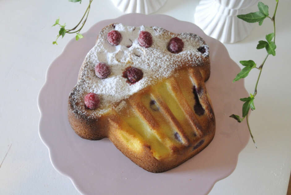FLAT CUPCAKE: En cupcakeformet kake med bringebær og vaniljekrem. Foto: Anne Brith Davidsen. FLAT CUPCAKE: En cupcakeformet kake med bringebær og vaniljekrem. Foto: Anne Brith Davidsen.