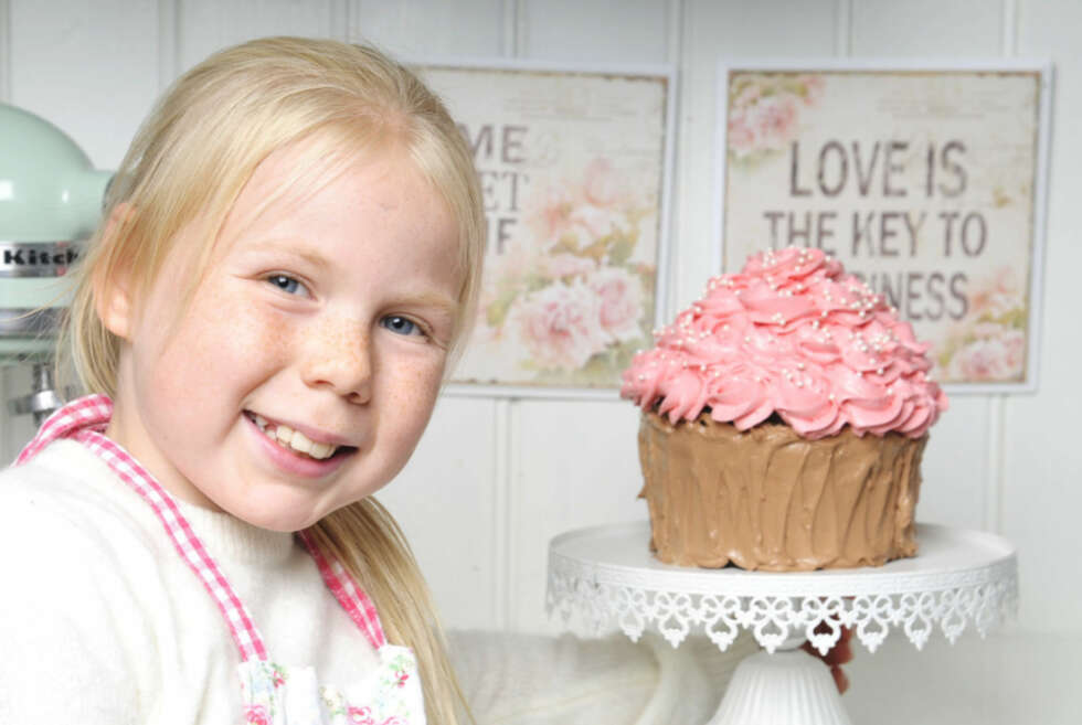 KJEMPECUPCAKE: En sjokoladekake formet som en cupcake i samspill med rosa topping utgjør en kjempecupcake, til barnas store fornøyelse. Foto: Anne Brith Davidsen. KJEMPECUPCAKE: En sjokoladekake formet som en cupcake i samspill med rosa topping utgjør en kjempecupcake, til barnas store fornøyelse. Foto: Anne Brith Davidsen.
